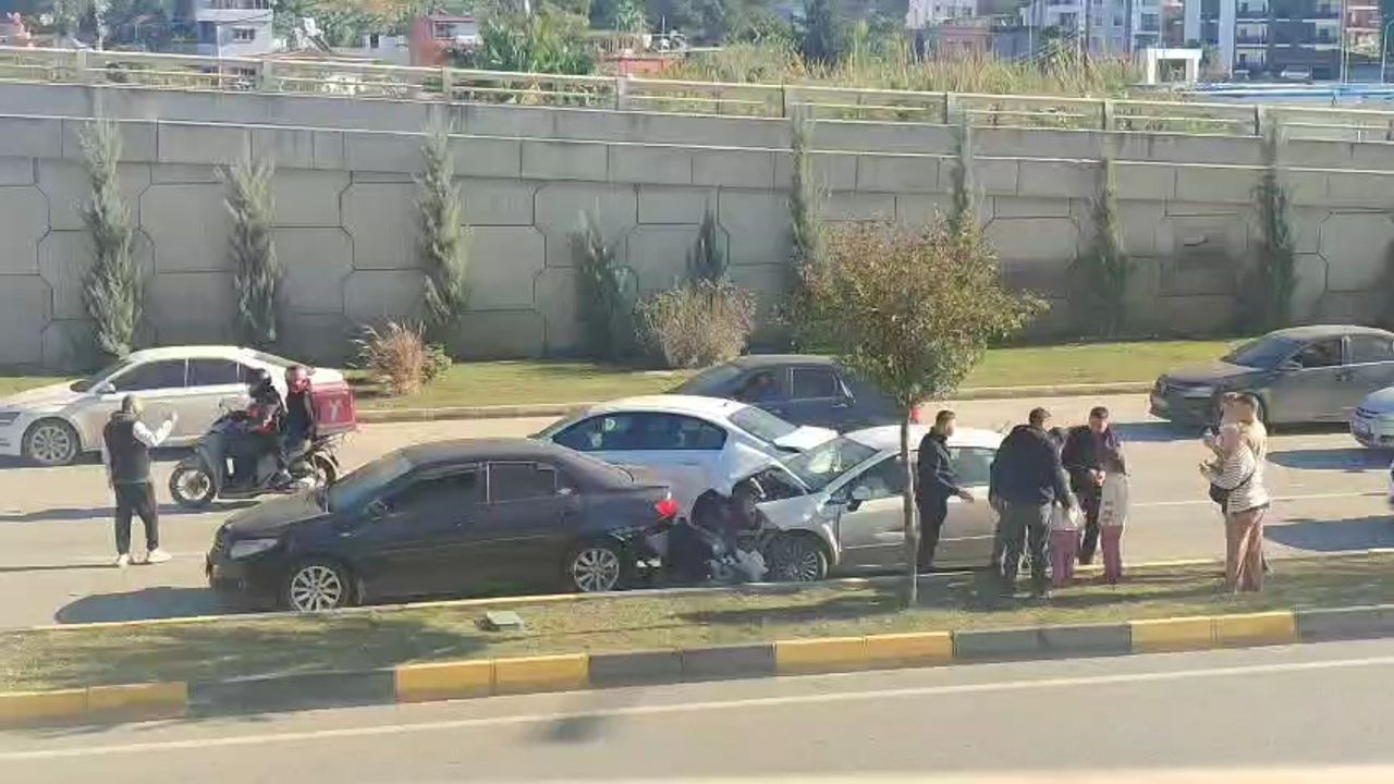 Trafik Kazası Zinciri Battı-Çıktı Mevkiinde!