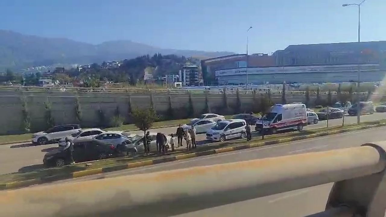 Trafik Kazası Zincirleme Olarak Battı-Çıktı Meydanında!