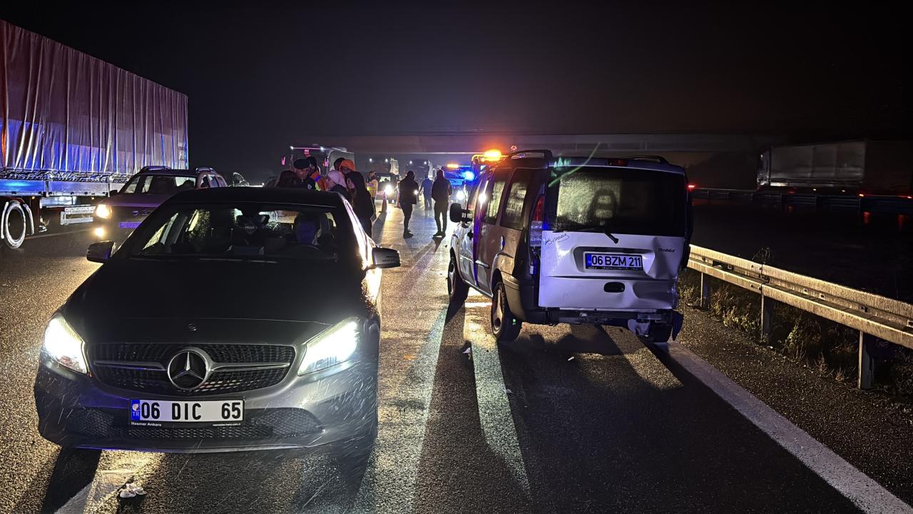 Bolu'da otomobil ile minibüs kaza yaptı, 9 kişi yaralandı.