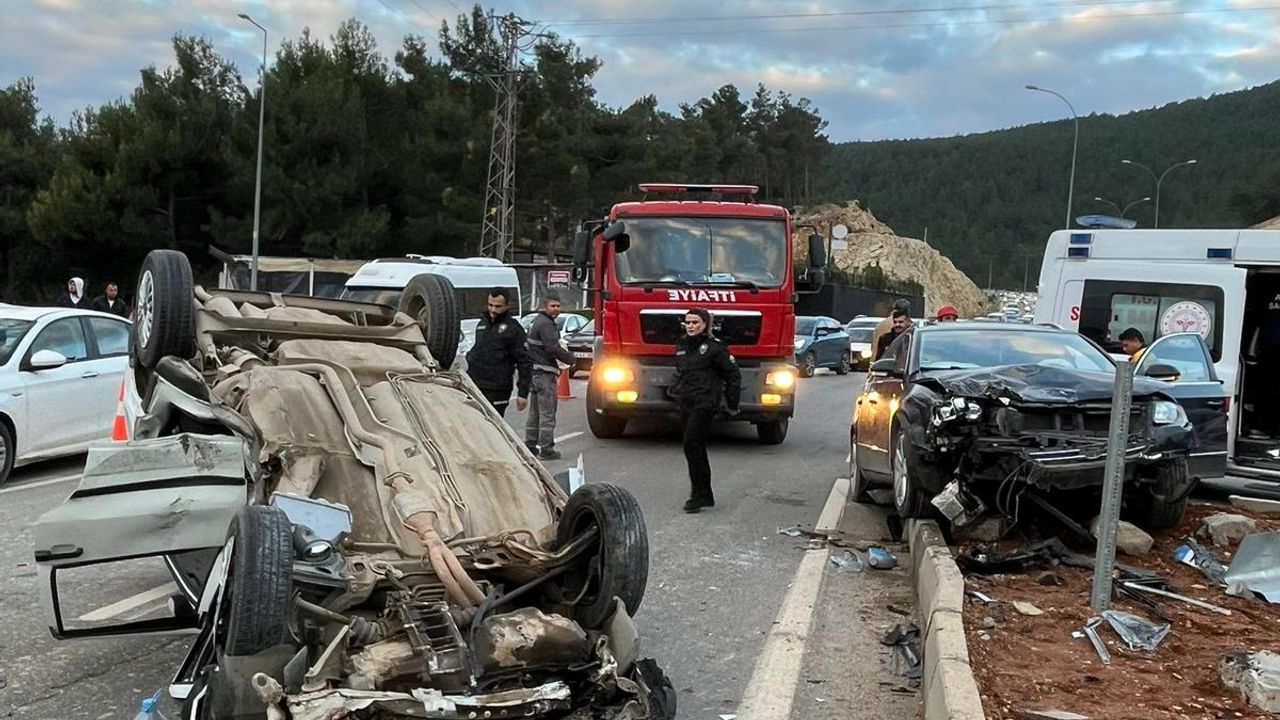 Kahramanmaraş'ta kavşakta ciddi bir trafik kazası oldu.