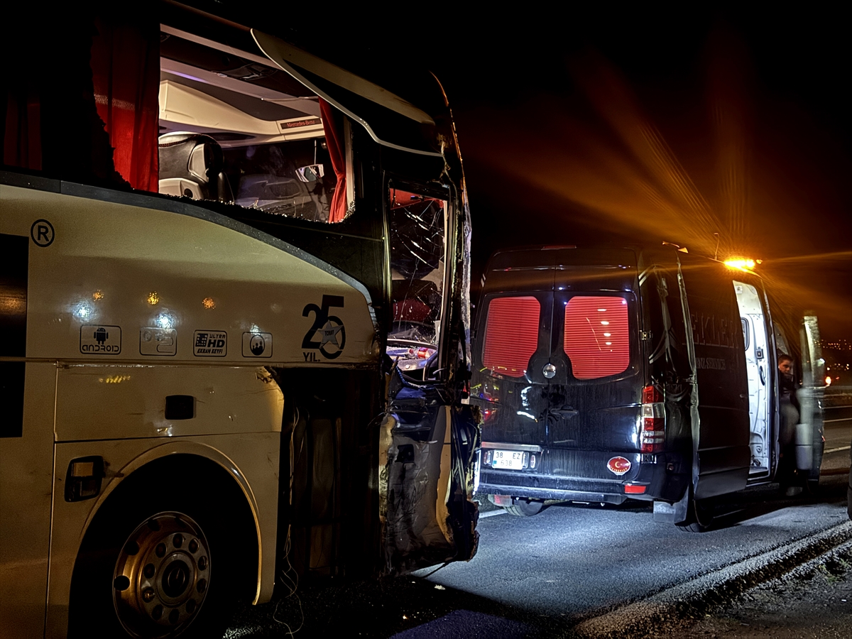 Kayseri'de trafik kazasında jandarma bir kişiyle birlikte 7 kişi yaralandı.