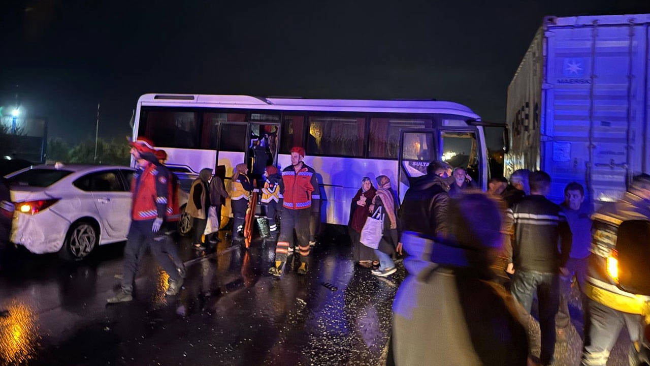 Sakarya'da ardışık bir şekilde meydana gelen trafik kazasında 12 kişi yaralandı.