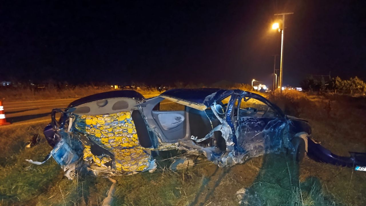 Tekirdağ Kapaklı'da araç şarampole devrilerek ikiye bölündü: 1 kişi yaralandı.