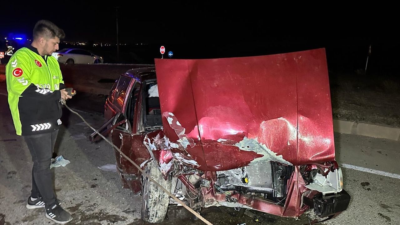 Uşak'ta ticari araç ile otomobil çarpıştı, 6 kişi yaralandı.
