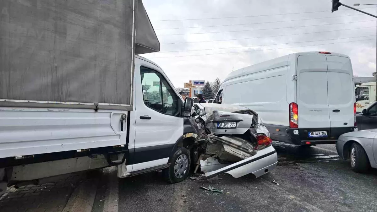 Zincirleme Trafik Çarpışması: 3 Kişi Yaralandı.