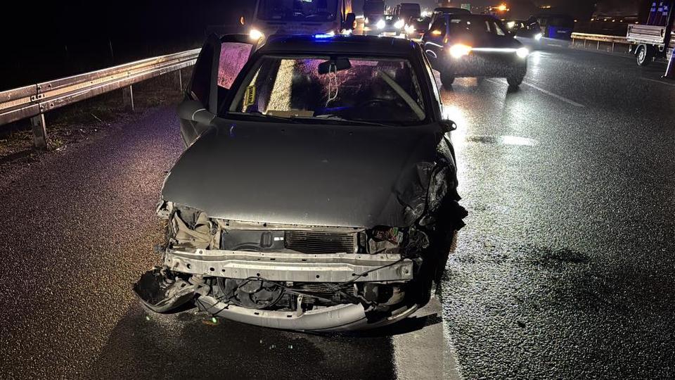 Zincirleme trafik kazasında 3 araç kaza yaptı: 7 kişi yaralandı.