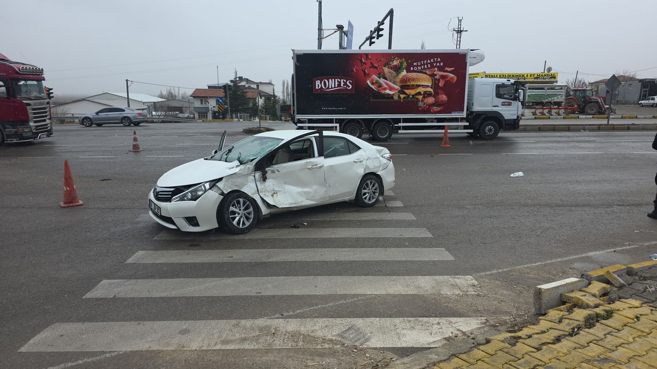 4 kişi yaralı: Tır ve araç çarpıştı, Aksaray Eskil'de trafik kazası meydana geldi.