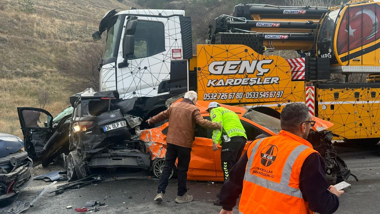 Ankara'da vinç kaza yaptı, 13 araca çarptı ve yaralılar var!