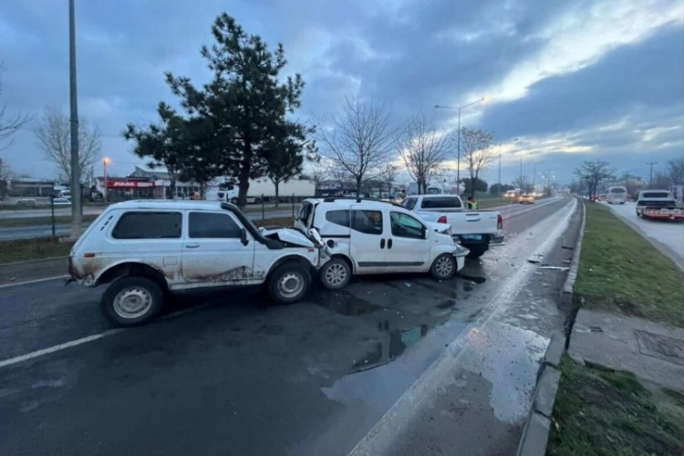Bolu'da trafik sıkıştı, 4 araç birbirine girdi.