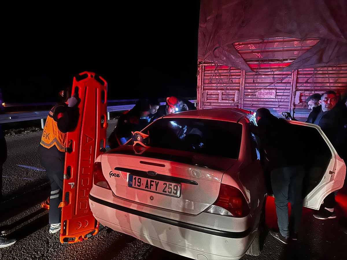 Çorum'da tırla çarpışan otomobilin sürücüsü hayatını kaybetti.