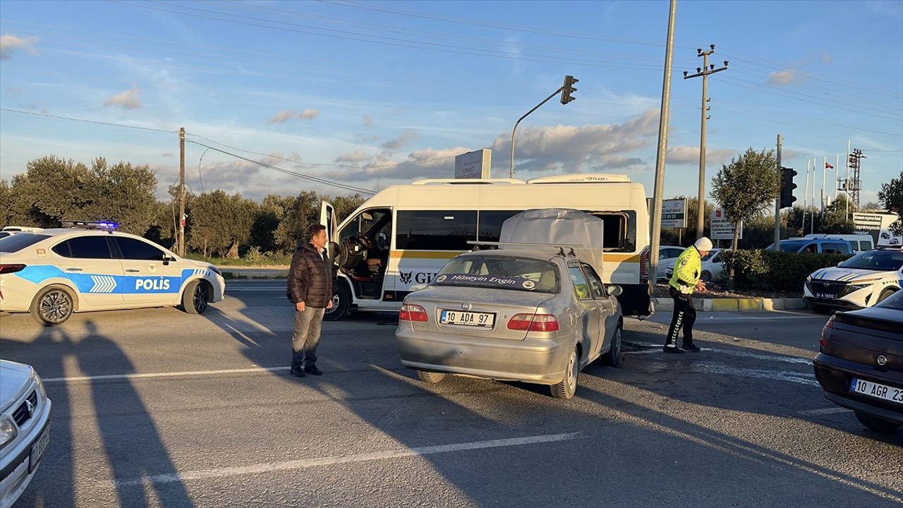 Edremit'te servis minibüsüne araç çarpması sonucu 4 öğrenci, 8 kişi yaralandı.