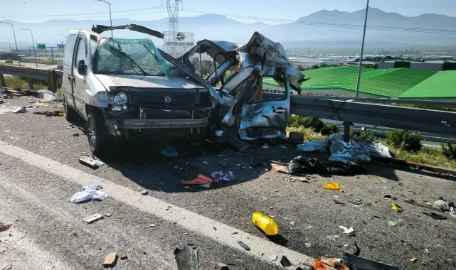 İzmir'de trafik kazasında 2 kişi hayatını kaybetti.