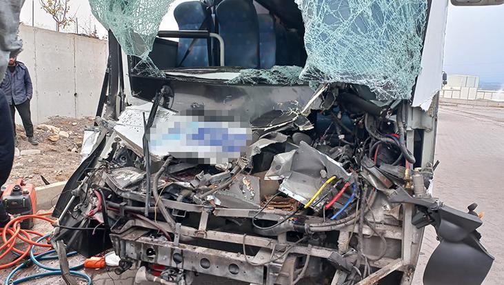 Kaza Kayseri Organize Sanayi Bölgesi'nde meydana geldi: İşçi servisi kamyonet TIR'a çarptı, yaralananlar var.