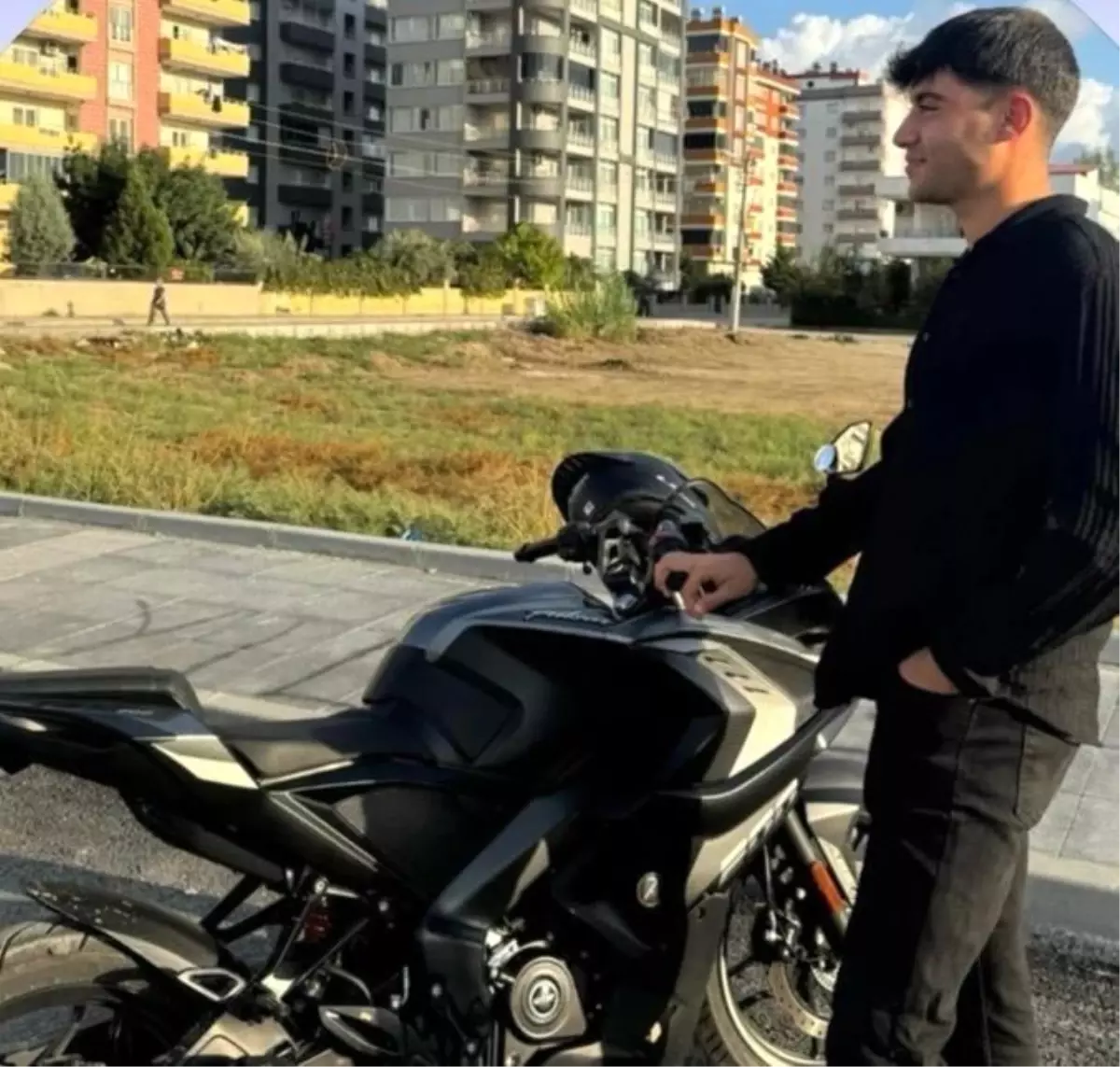 Tarsus'ta trafik kazasında genç yaşamını yitirdi.