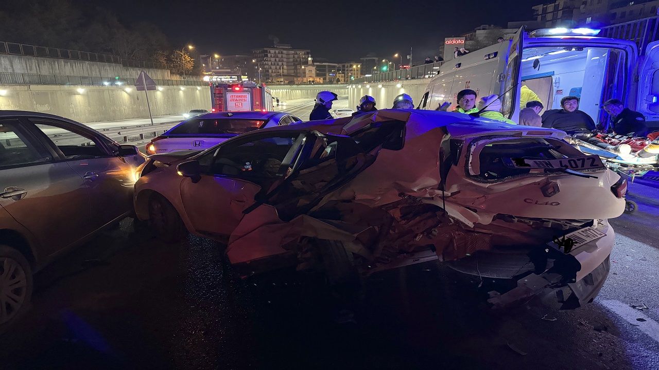 7 arabanın karıştığı zincirleme trafik kazasında 7 kişi yaralandı.