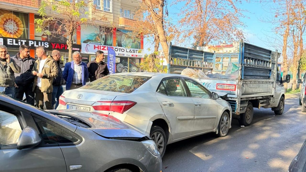 Arka Arkaya Kaza: 2 Araç Hasar Aldı