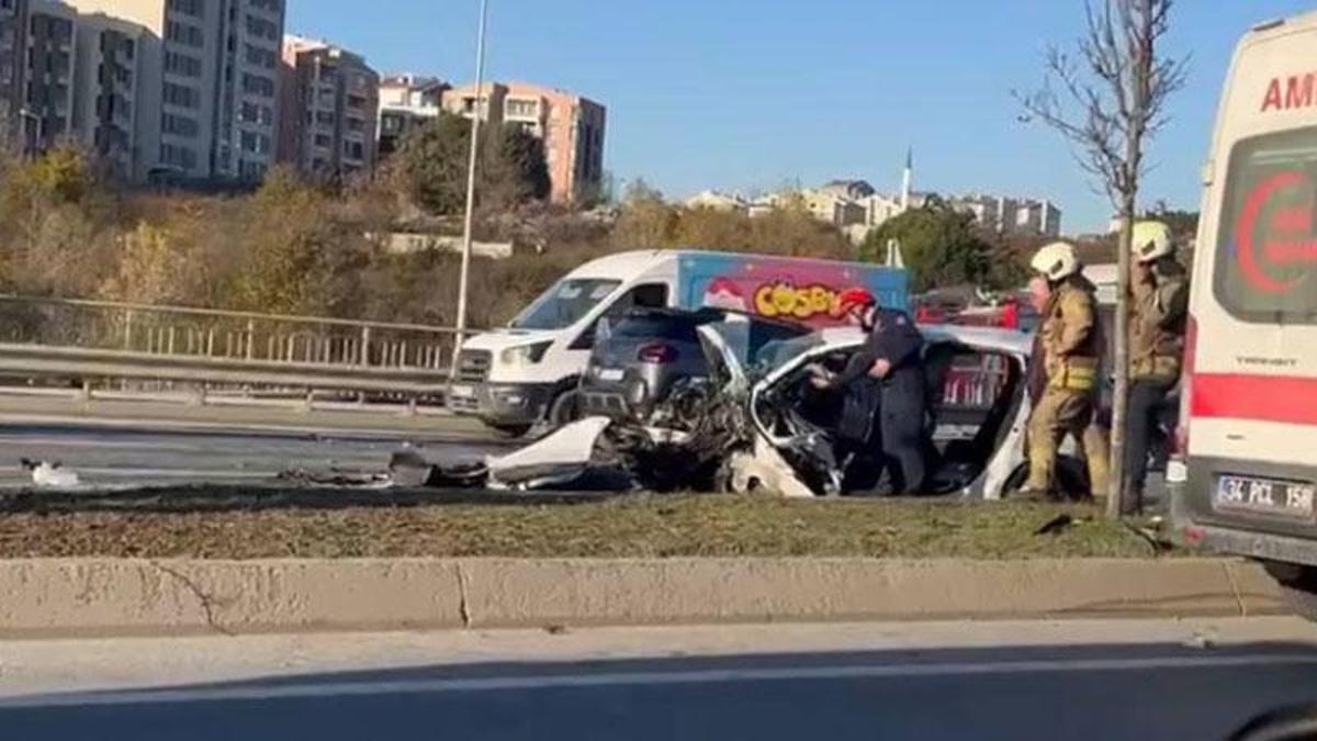Başakşehir'de trafik kazasında 1 kişi hayatını kaybetti, 2 kişi ağır yaralandı.
