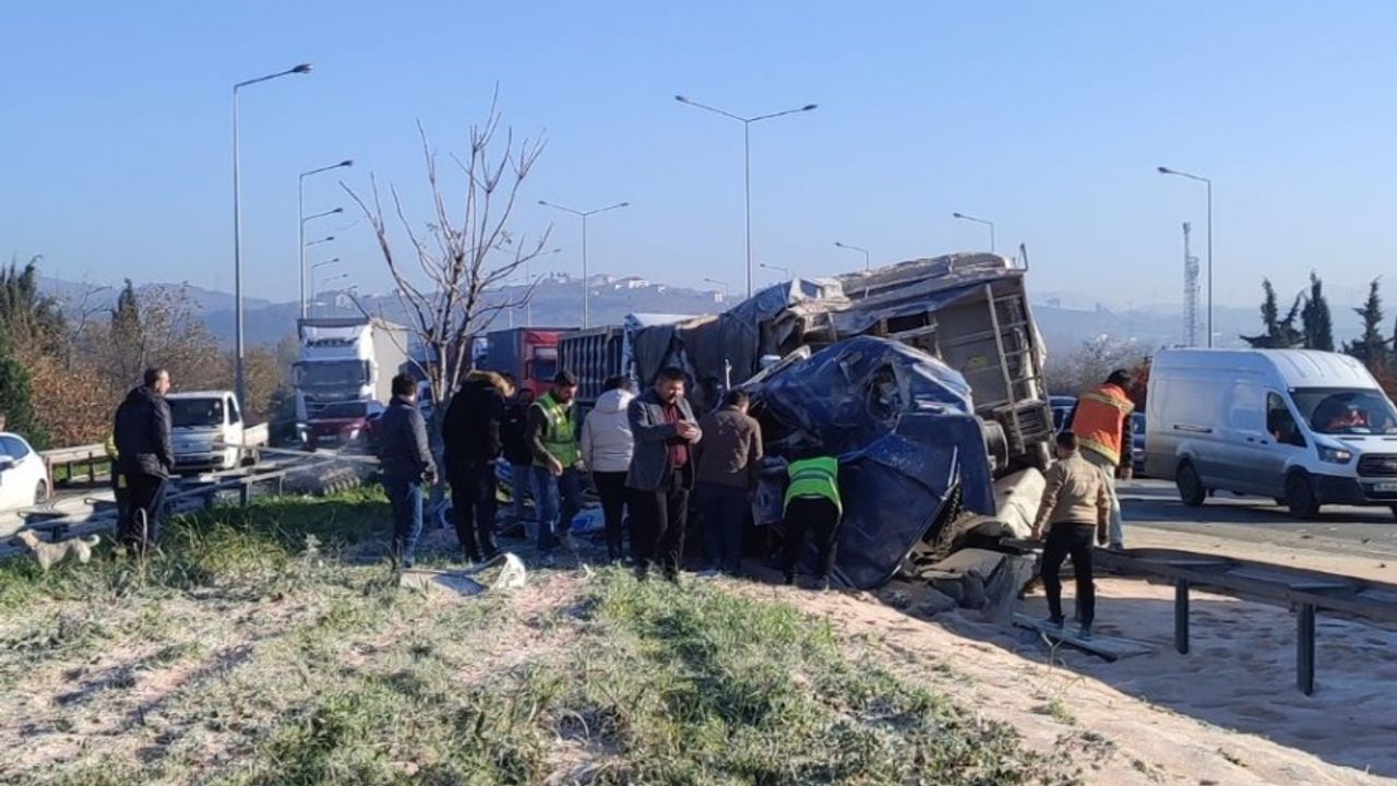 Bursa'da korkunç kaza: Kamyon parçalandı, şoför mahsur kaldı.