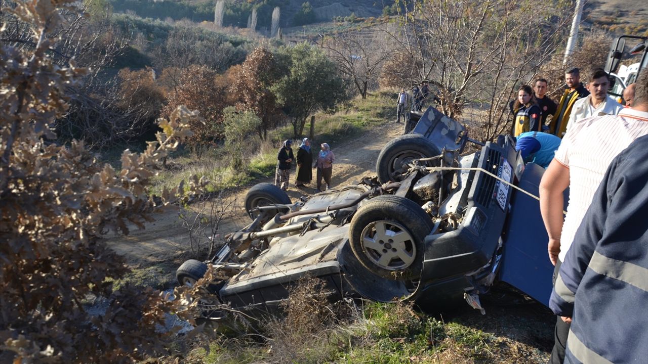 Demirci, Manisa'da arabanın şarampole devrildiği trafik kazasında sürücü yaralandı.