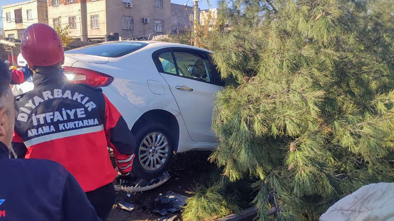 Diyarbakır'da kaza sonucu 2 kişi küçük yaralar aldı.