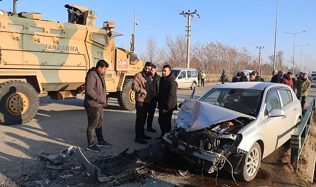 Halfeli Caddesi'nde Çarpışan Araçlar Kaza Yaptı