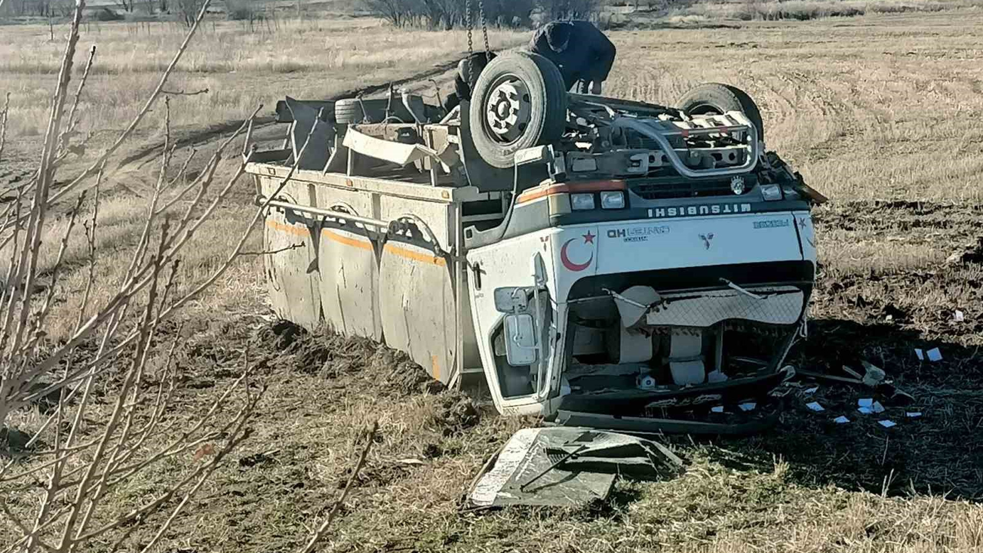 Isparta'da neredeyse büyük bir felaket yaşanıyordu: Kamyon takla attı ve şarampole yuvarlandı.