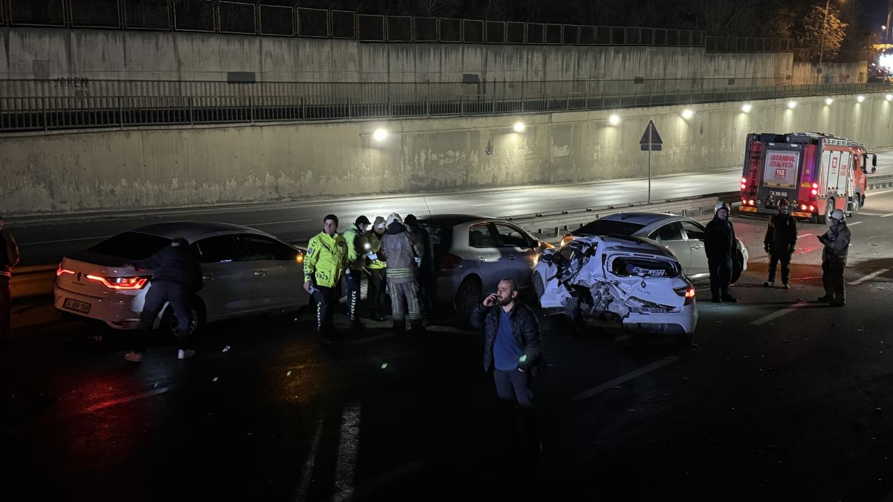 İstanbul'da 7 araç çarpıştı, 7 kişi yaralandı.