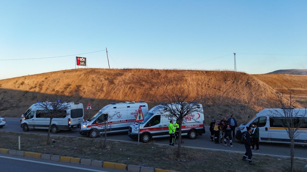 Kırıkkale'de üç işçi taşıyan aracın karıştığı trafik kazasında 10 kişi yaralandı.