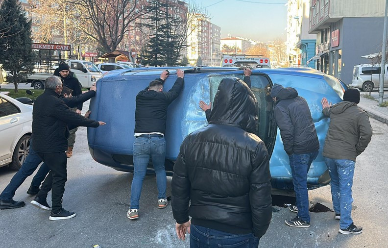 Park edilmiş araçlara çarpan araç devrildi: 2 kişi yaralandı