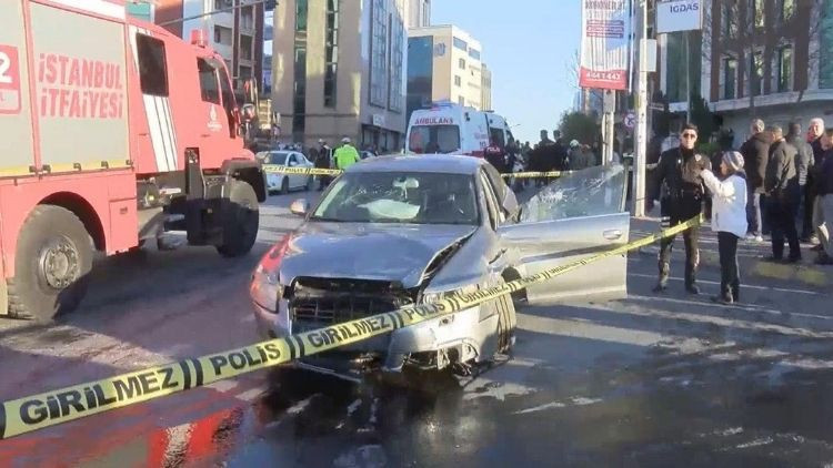 Şişli'de araç yayalara çarptı: 2 kişi hayatını kaybetti, 6 kişi yaralandı.