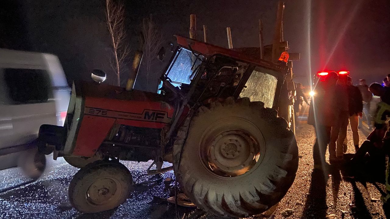 Taşköprü'de otomobil ile traktörün çarpıştığı kazada 3 kişi yaralandı.