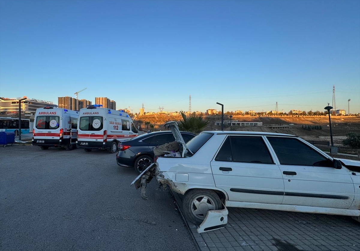 Adıyaman'da ardışık trafik kazasında 4 kişi yaralandı.