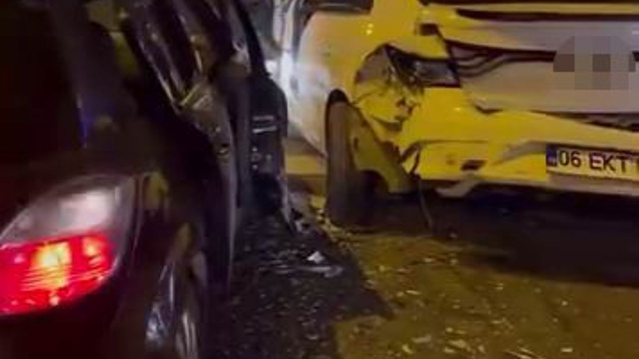 Diyarbakır'da ardışık trafik kazası sonucu 3 kişi yaralandı.