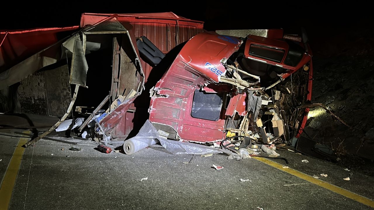 Kargı, Çorum'da kamyon devrildi, 1 kişi ağır yaralı.