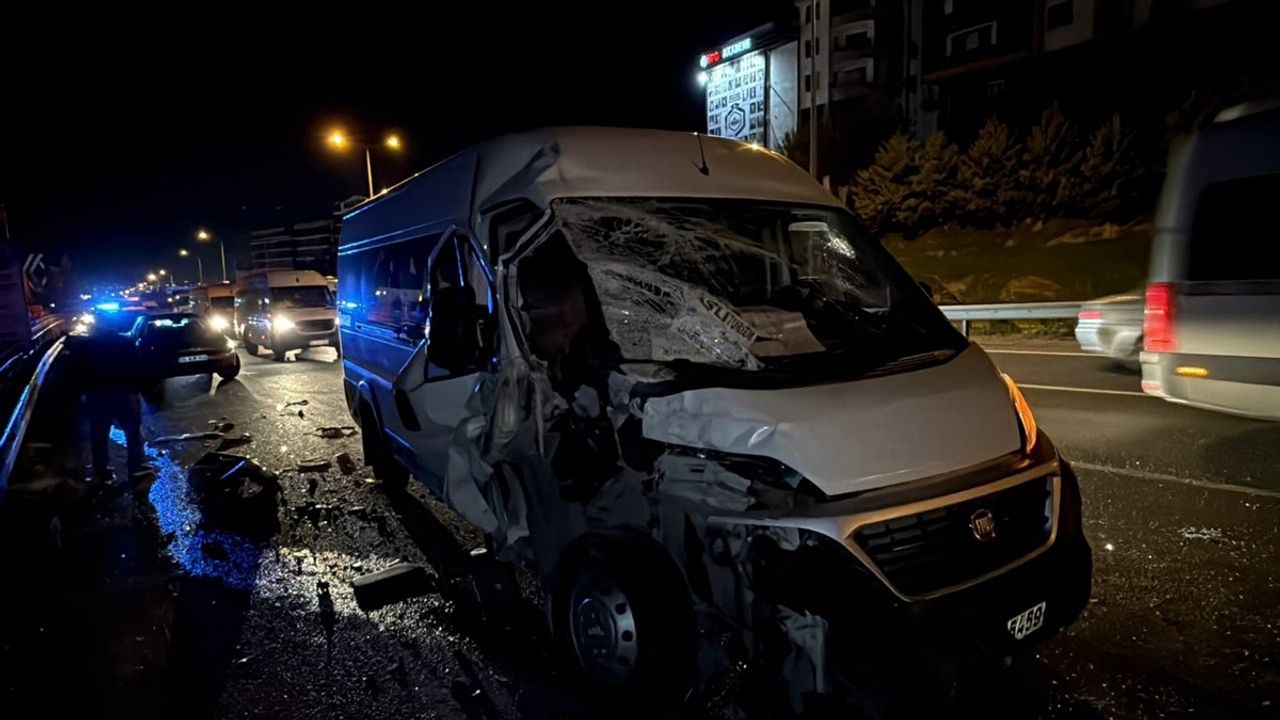 Kocaeli Gebze'de işçi taşıyan servislerin karıştığı trafik kazasında 3 kişi yaralandı.