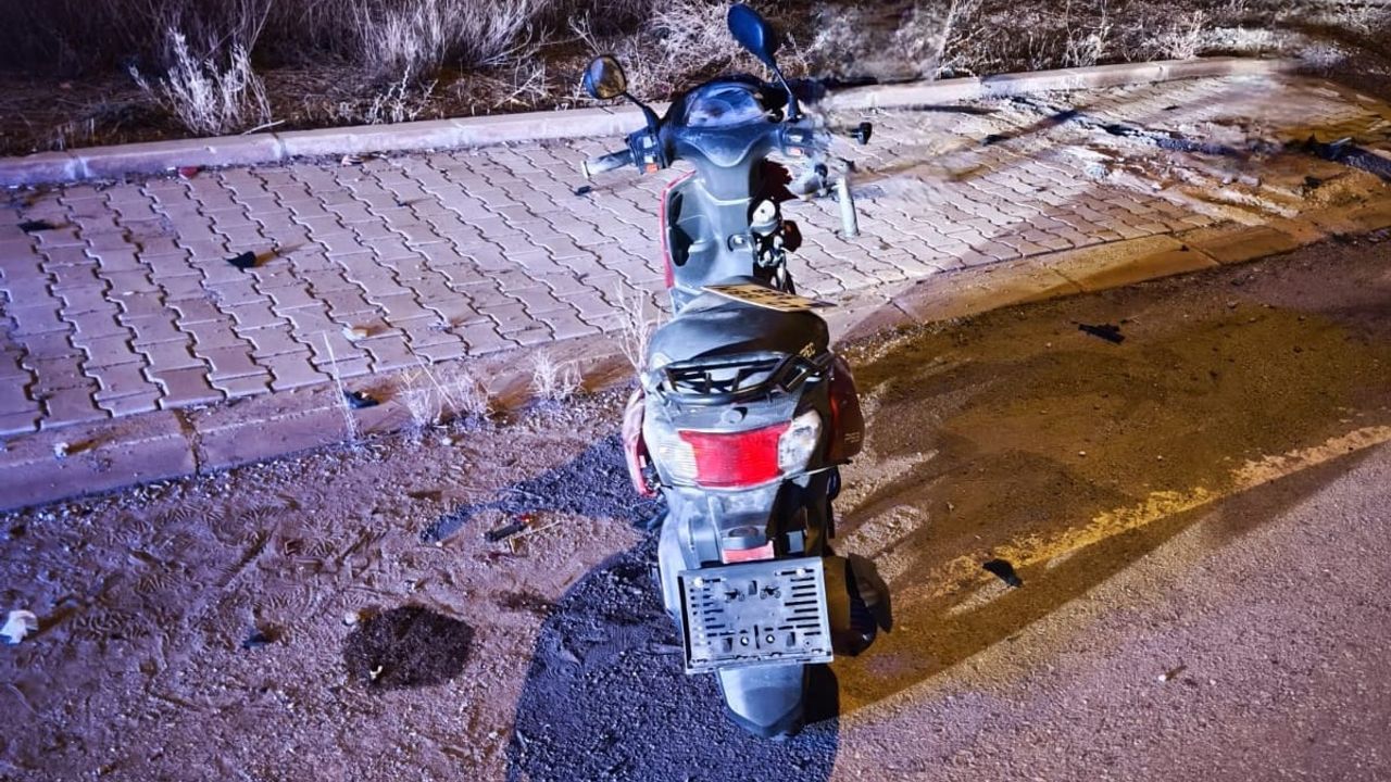 Konya Seydişehir'de trafik levhasına çarpan motosikletten 2 kişi yaralandı.