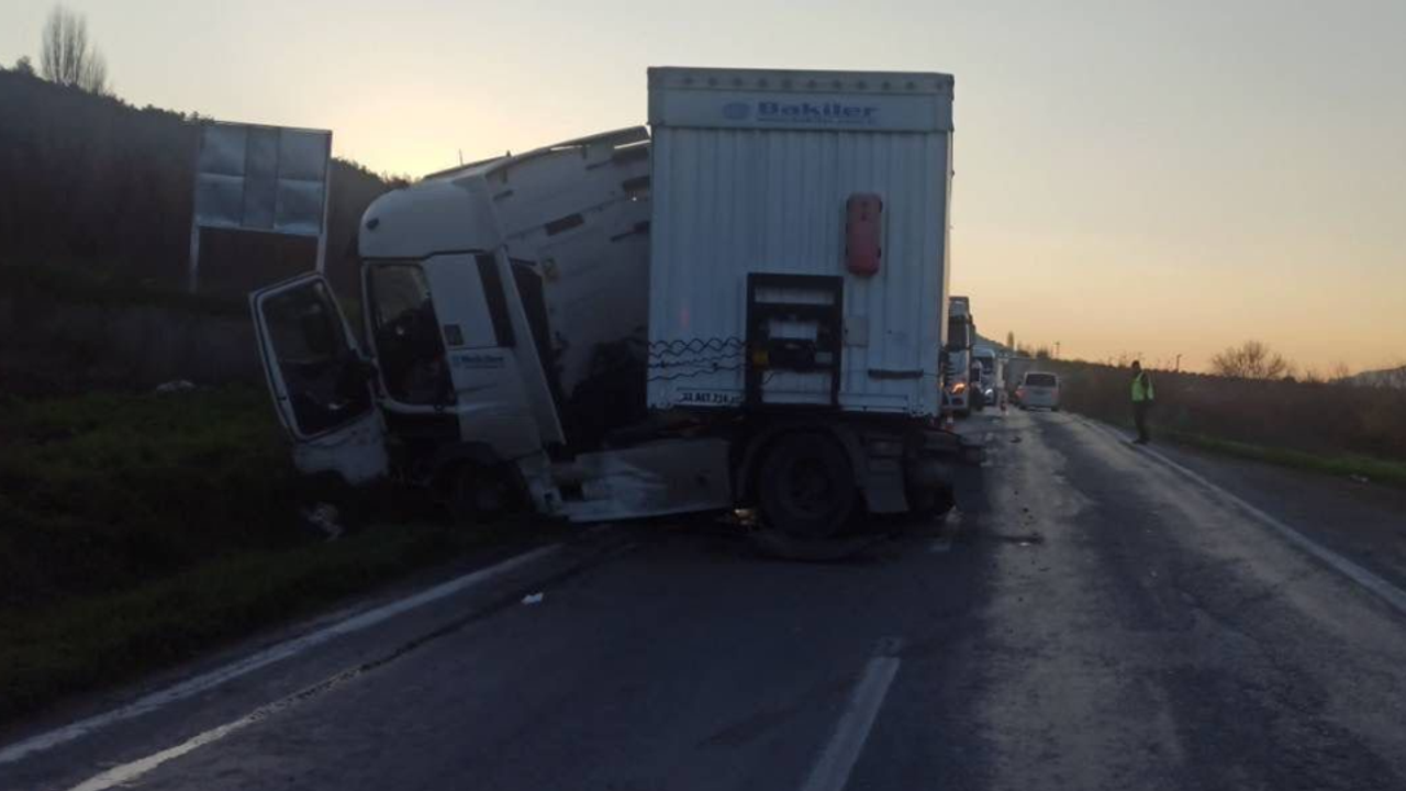 Tır çarpışmasıyla 1 kişi yaralandı.