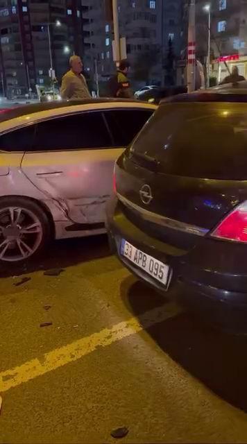 Trafik kazasında zincirleme üç kişi yaralandı.