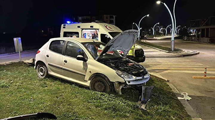 Kaza sonucu Bolu'da bir araç refüje çarptı: 4 kişi yaralandı.