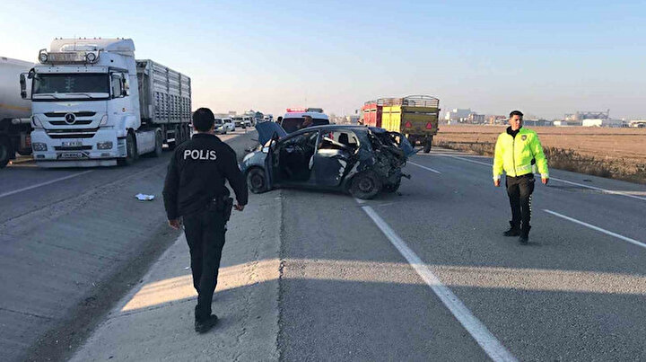 Konya Ereğli’de otomobilin tıra çarpması sonucu zincirleme kaza: Çocuk yaralandı.