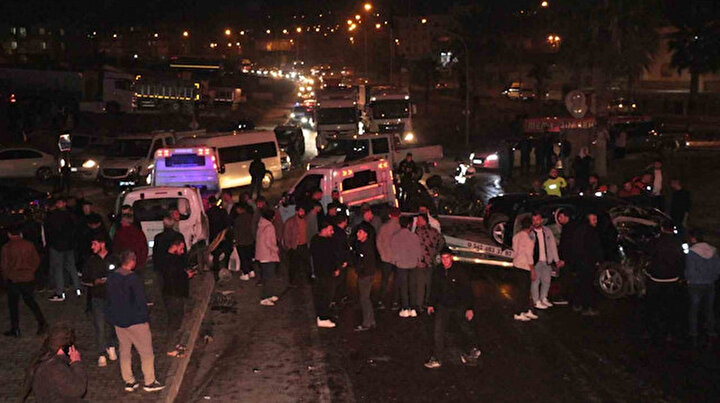 Şırnak'ta freni arızalanan bir tır, 6 araca çarptı: Korkunç kazada 6 kişi yaralandı.