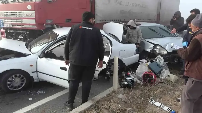 Aksaray'da 5 araç zinciri sis nedeniyle kaza: 1 kişi yaralandı.