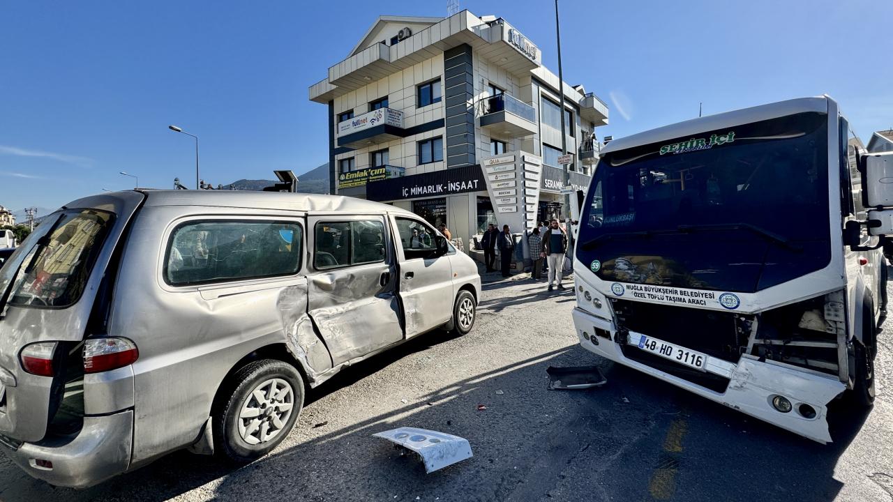 Fethiye'de endişe verici kaza: 13 kişi yaralandı.