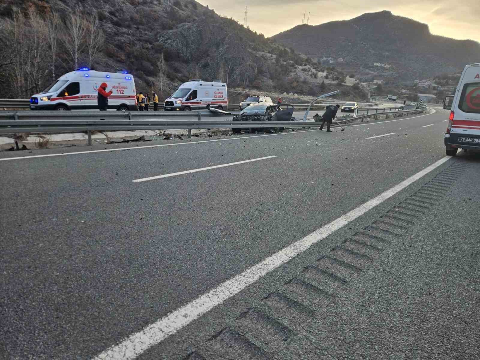 Gümüşhane'de kaza: 4 kişi yaralı, biri ağır durumda.
