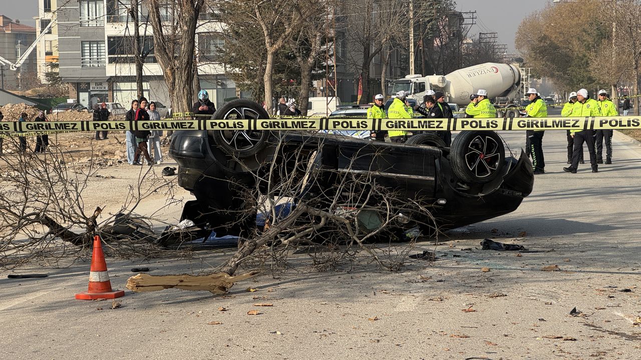 Konya'da araç devrildi, kazada çocuk hayatını kaybetti.