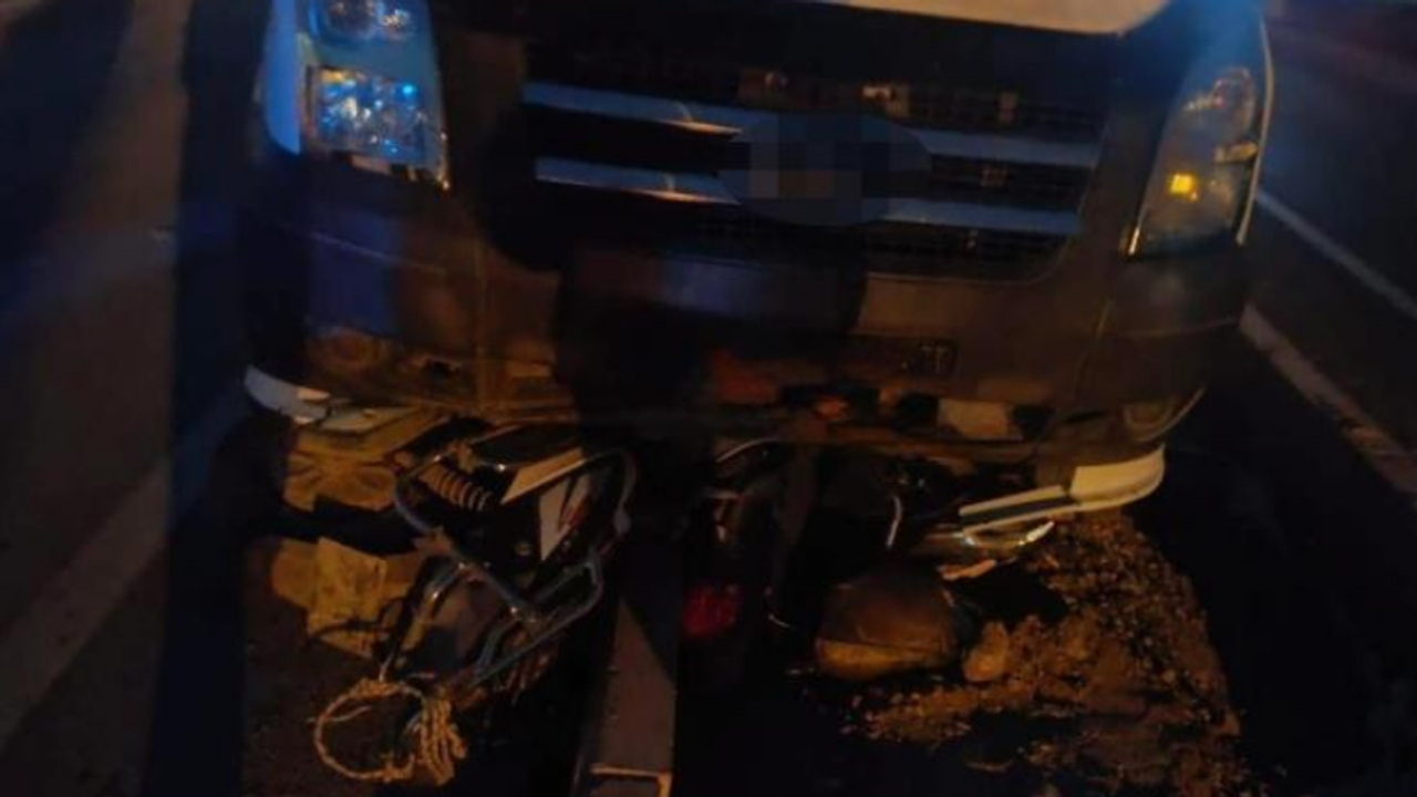 Motosiklet ve sürücüsü minibüse çarptı, durum vahim.