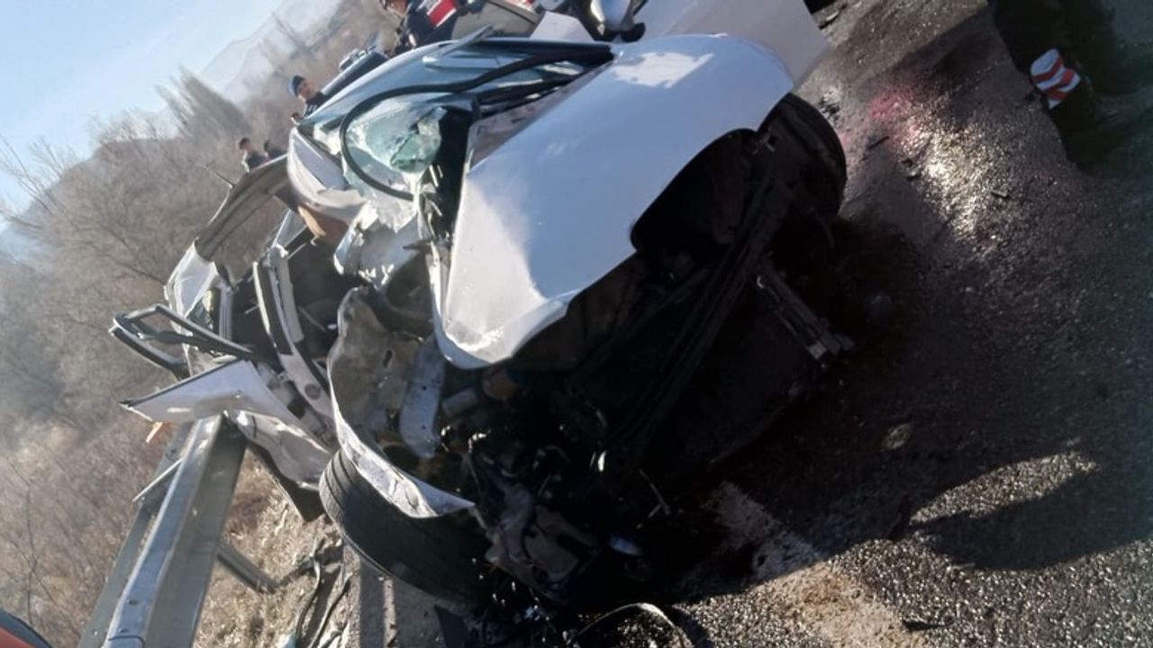 Nevşehir'de Otomobil ve Otobüs Kaza Yaptı: 11 Kişi Yaralandı.