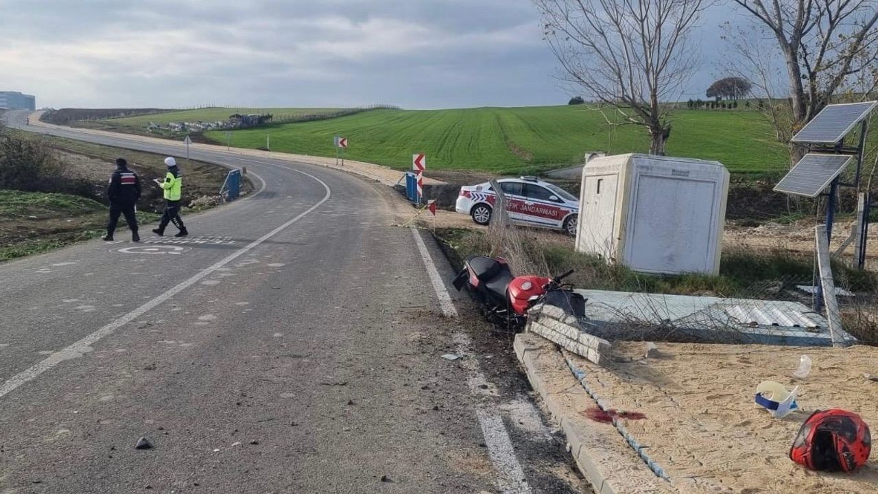 Tekirdağ'da motosiklet tel bariyerlere çarptı, bir kişi hayatını kaybetti, bir kişi yaralandı.
