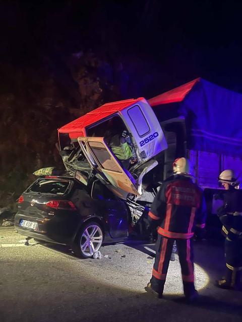 Aile üyeleri trafik kazasında hayatını kaybetti.