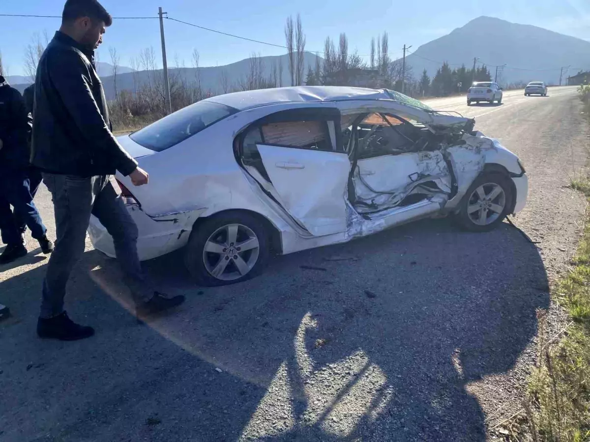 Bilecik'te Trafik Kazası: 3 Kişi Yaralandı